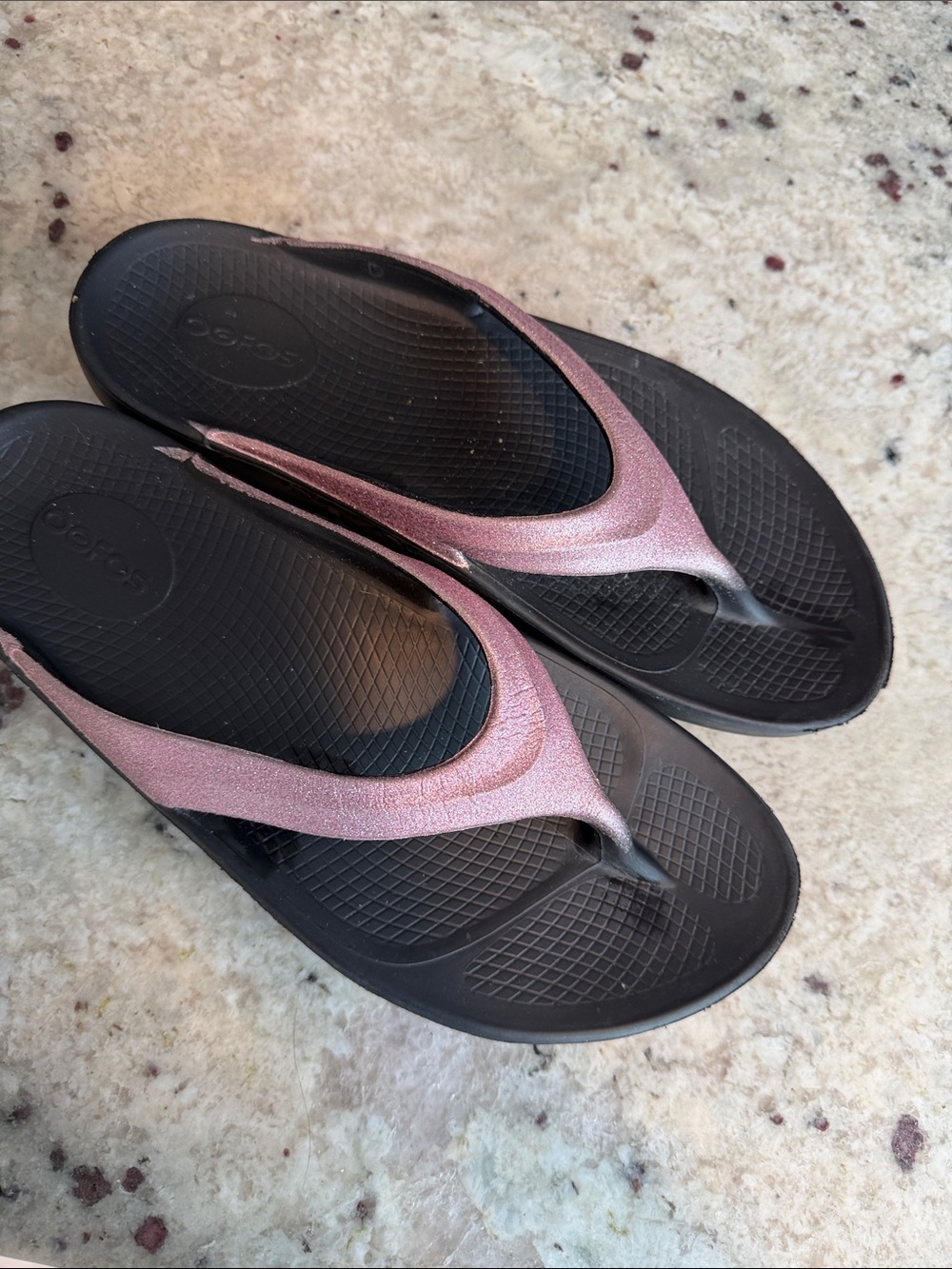 OOFOS Womens Metallic Pink and Black Flip Sandals - Picture 2 of 7